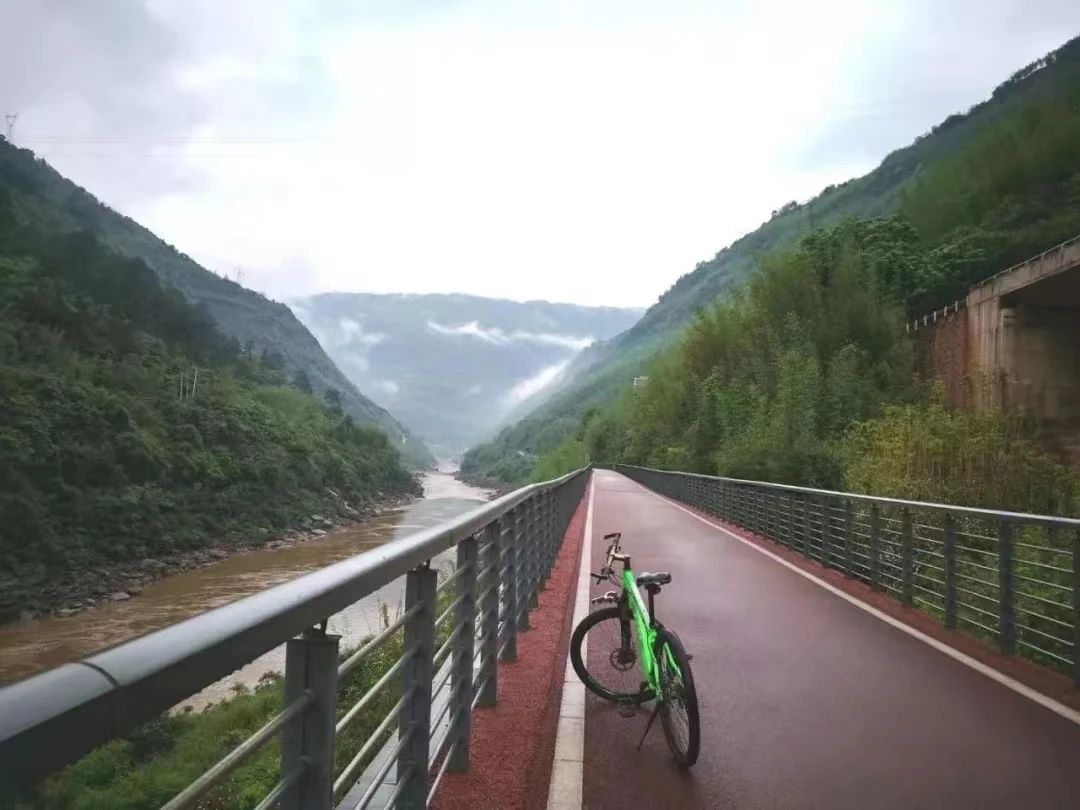 骑行必看:从山川到海岸!国内这10条绝美骑行路线你骑过几条?(图1) 骑行必看:从山川到海岸!国内这10条绝美骑行路线你骑过几条?(图1)